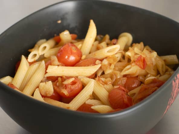 Penne avec tomates cerises, oignon et ail.