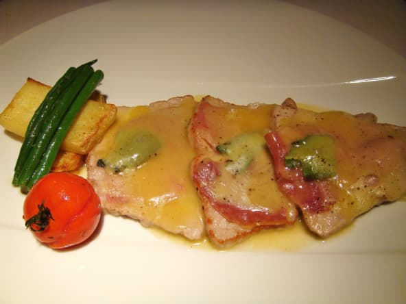 Petites escalopes de veau à la sauge, jambon toscan et fontina, déglacé au vin blanc