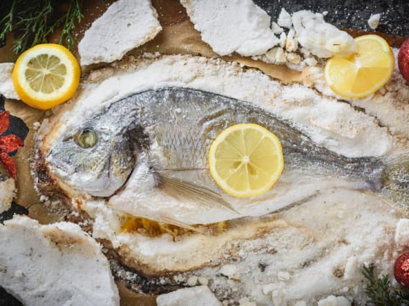 Poisson entier cuit en croûte de sel