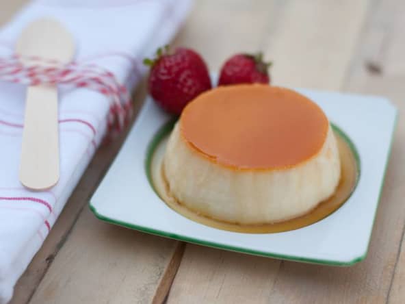 Crème caramel et fraises
