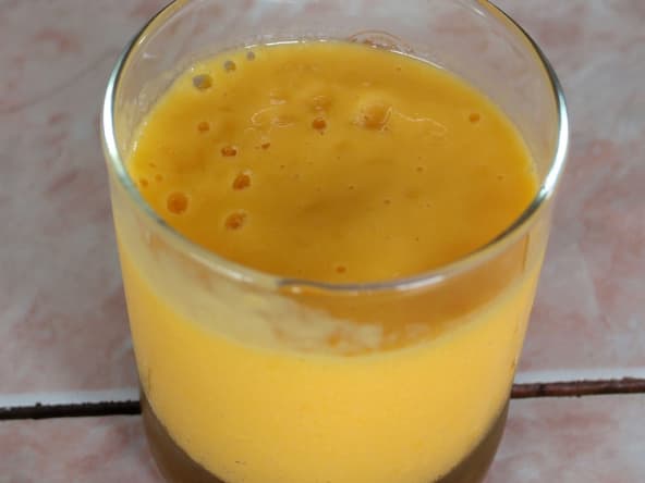 Verre de smoothie à la mangue