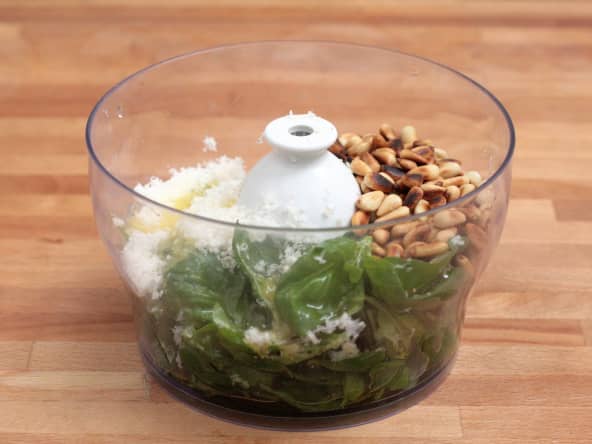 Basilic, parmesan et pignons de pin grillés