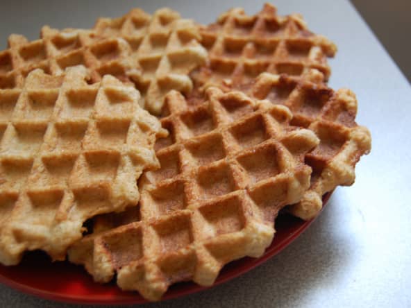 Gaufres liégeoises sur assiette rouge