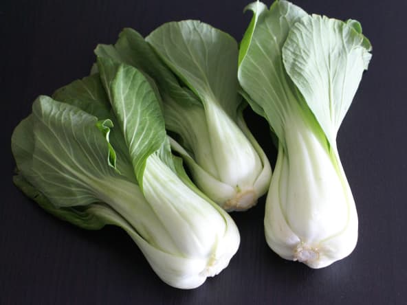 Choux pak choï sur planche noire