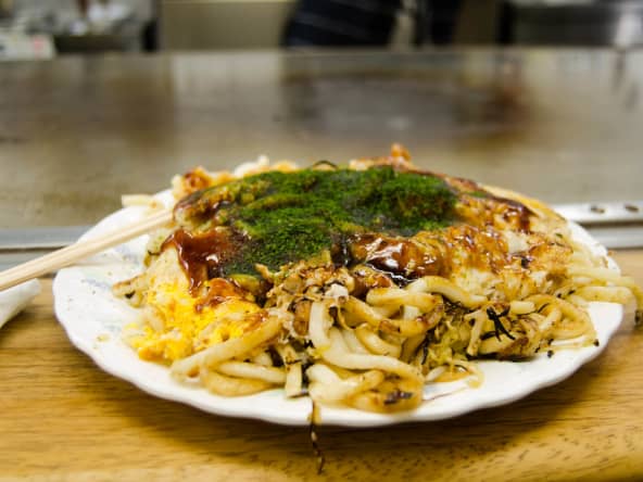 Okonomiyaki sur assiette avec baguettes