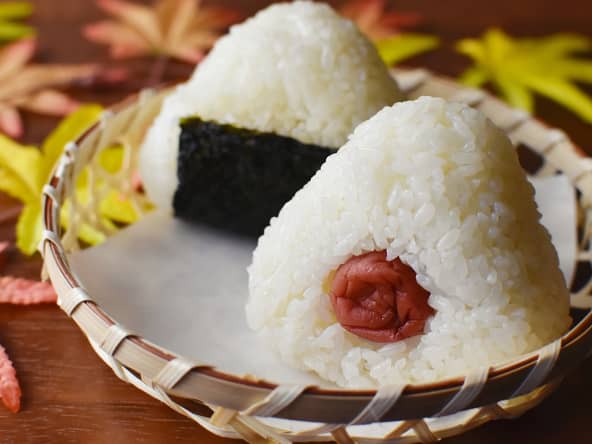 Onigiri dans une assiette en bambou