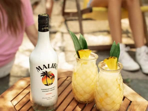 Bouteille de Malibu et 2 cocktails sur table de jardin