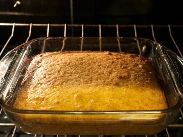 Pain de maïs dans un plat au four