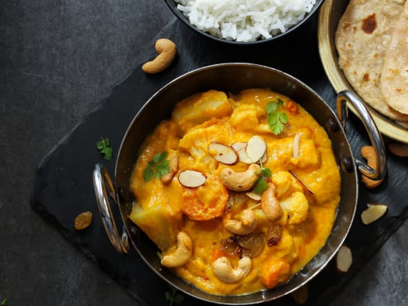 Korma végétarien servi avec du riz