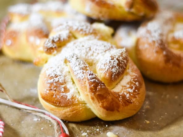 Briochettes natures saupoudrées de sucre glace