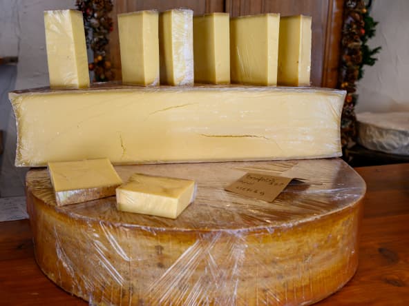 Meule et tranches de fromage Beaufort