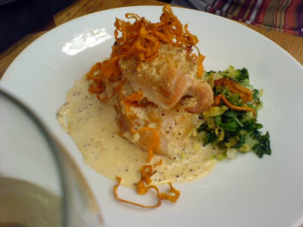 Poitrine de poulet, purée de patates douces, pak choi et sauce à la moutarde