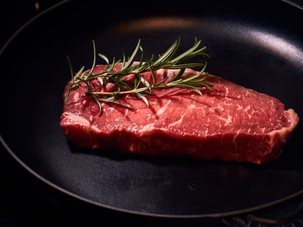 Filet de boeuf prêt à être rôti et romarin