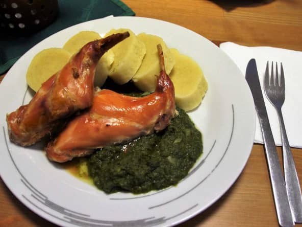 Cuisses de lapin, pommes de terre et légumes verts