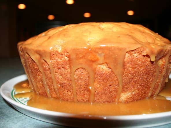Gâteau recouvert de sauce caramel