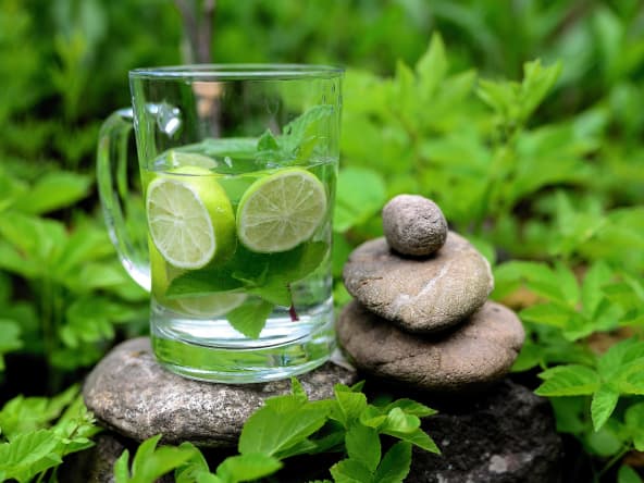 Verre d'eau, citron et menthe fraîche