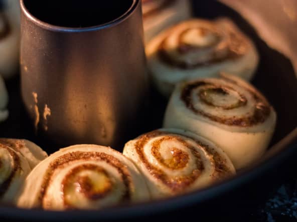 Cinnamon rolls dans un moule