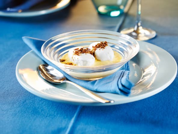 Iles flottantes dans une coupe sur fond bleu