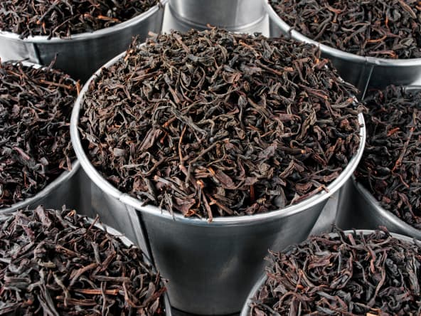 Feuilles de thé noir séchées