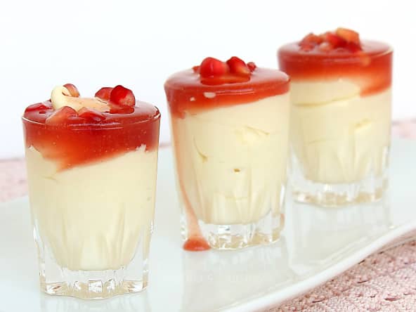 Mousse au chocolat blanc et coulis de fruits rouges