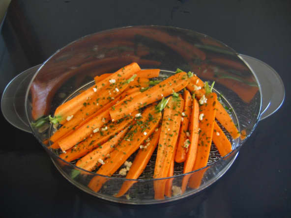 Carottes dans un panier vapeur