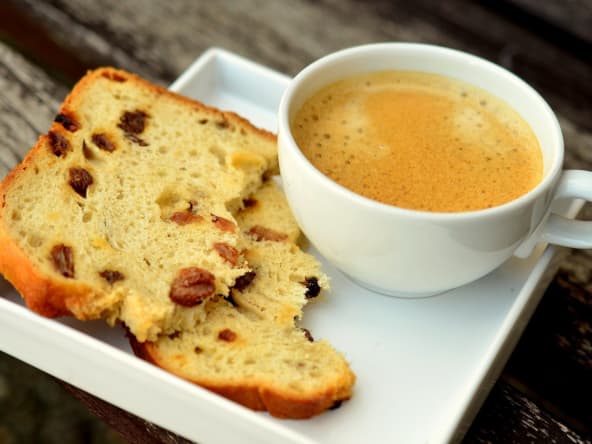 Tranches de cake aux fruits secs et tasse de café