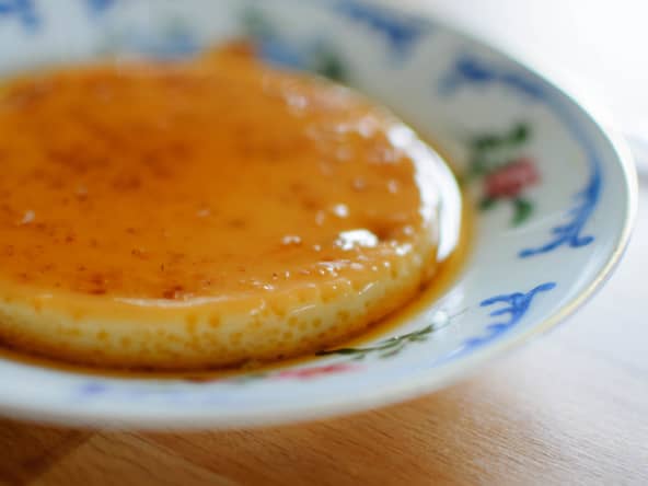 Crème caramel sur assiette vintage