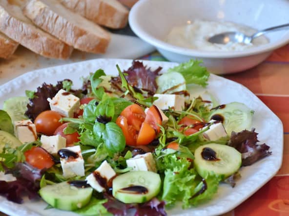 Salade de concombre, tomates et fromage
