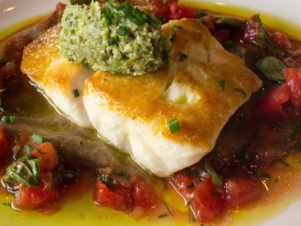 Vivaneau rouge avec sauce vierge, purée d'aubergine et tapenade d'olives