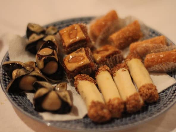 Plateau de plusieurs pâtisseries marocaines
