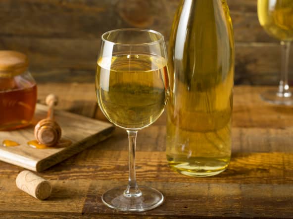 Verres et bouteille d'hydromel sur table en bois