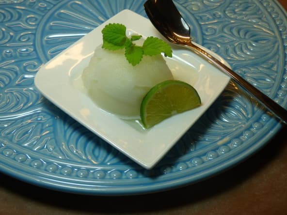 Sorbet au citron vert dans une assiette à dessert