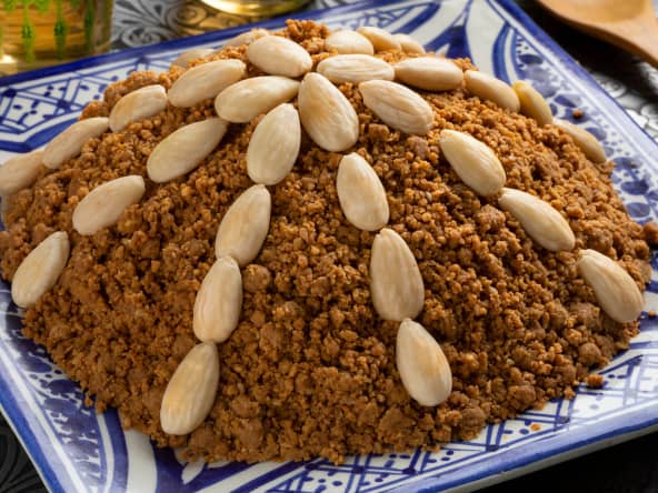 Assiette de sellou comme au Maroc avec des amandes