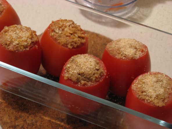 Chapelure sur des tomates farcies