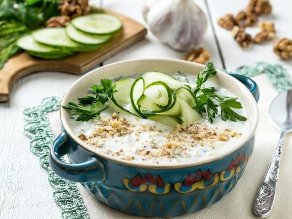 Bol de tarator avec concombre et noix