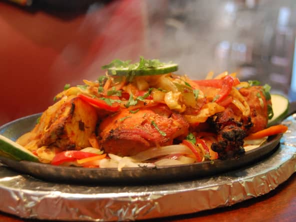 Poulet tandoori servi dans un plat