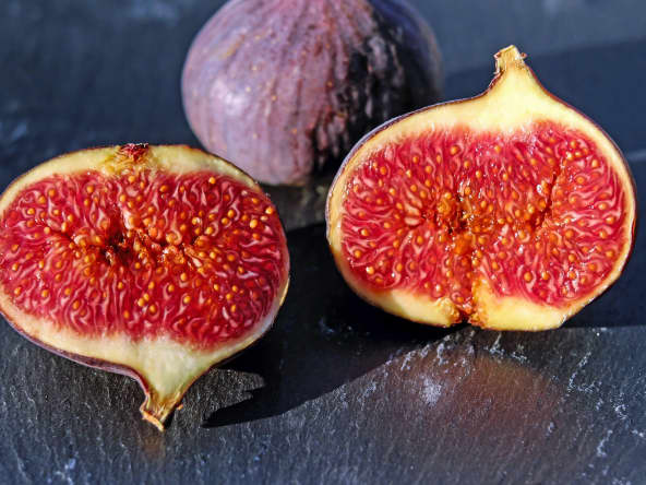 Figue fraîche coupée en deux