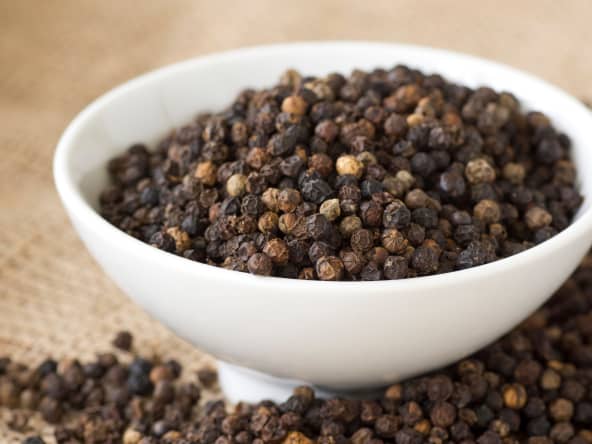 Poivre de Sarawak dans un bol blanc
