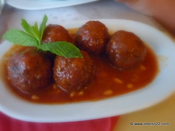 Meat ball en sauce et feuilles de menthe