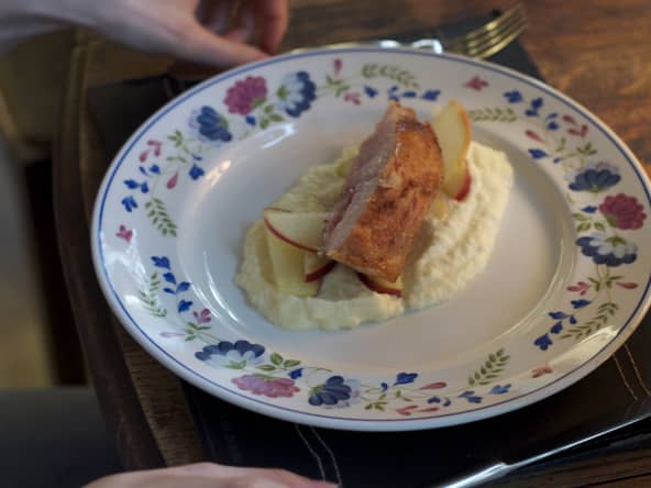Joue de porc sous vide avec purée de céleri-rave et pommes marinées