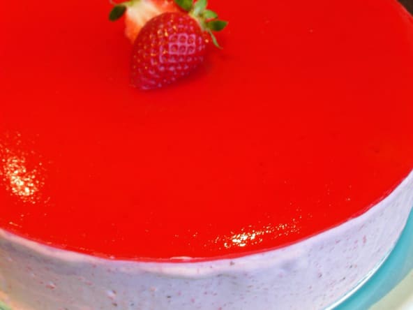 Gâteau aux fraises avec un glaçage mirroir