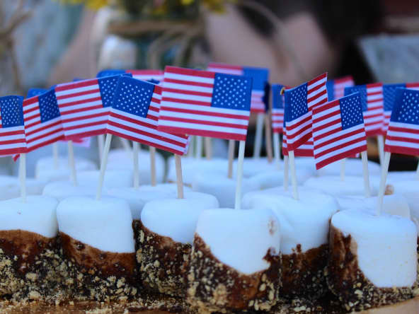 Marshmallows trempés dans du chocolat