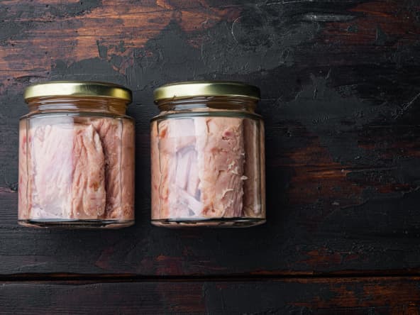 Bocaux de filets de thon dans de l'huile d'olive