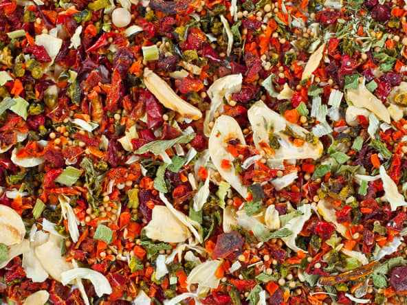 Gros plan sur un mélange d'épices coloré