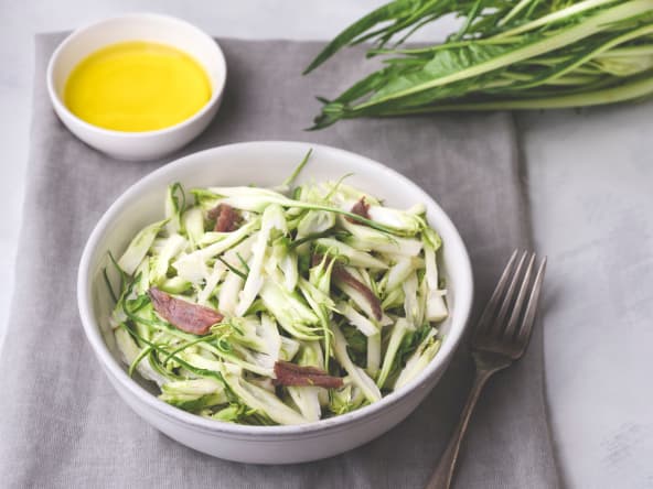 Bol de puntarelle alla romana et huile d'olive sur serviette