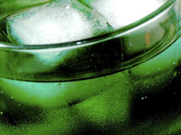 Un verre de sirop de menthe avec des glaçons