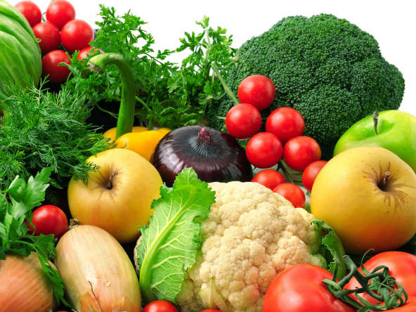 Assortiment de fruits et légumes crus