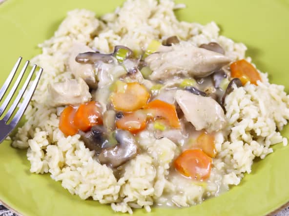 Blanquette de dinde dans une assiette verte