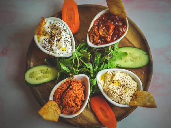 Différentes trempettes et légumes sur un plateau