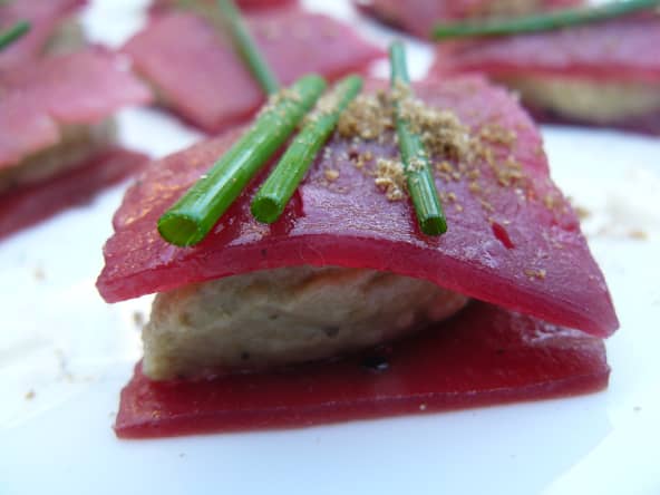 Pétale de betterave au caviar d’aubergine